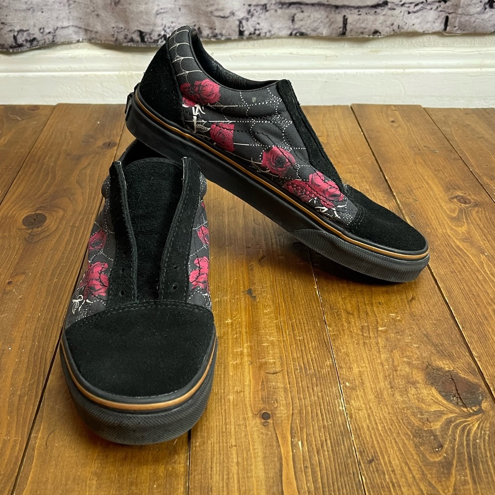 Vans womens size 7 black spider roses print old Skool sneakers